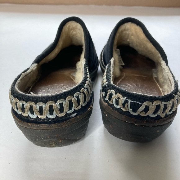 Ugg slip ons Sz 6 - Picture 5 of 7